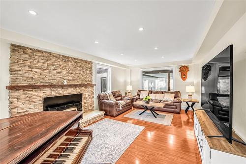 4316 Derry Road, Burlington, ON - Indoor Photo Showing Living Room With Fireplace