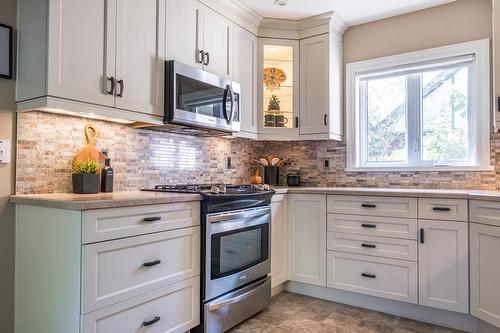 5 Rowanwood Avenue, Hamilton, ON - Indoor Photo Showing Kitchen With Upgraded Kitchen