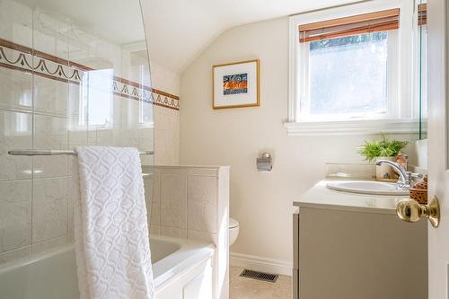 5 Rowanwood Avenue, Hamilton, ON - Indoor Photo Showing Bathroom