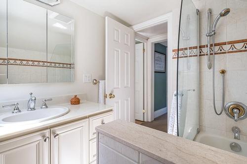 5 Rowanwood Avenue, Hamilton, ON - Indoor Photo Showing Bathroom