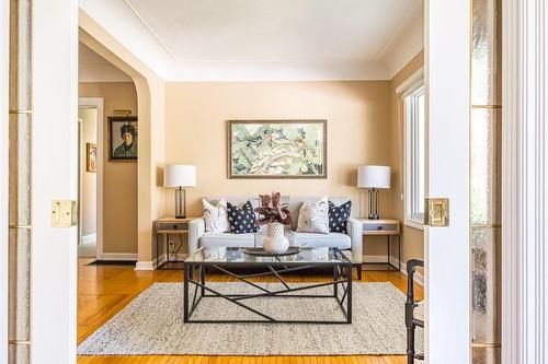 5 Rowanwood Avenue, Hamilton, ON - Indoor Photo Showing Living Room