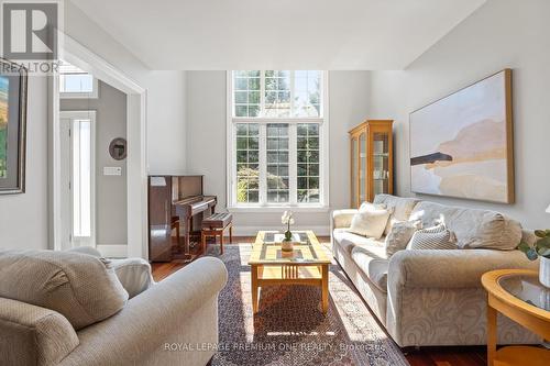 116 Pinemeadow Drive, Vaughan, ON - Indoor Photo Showing Living Room