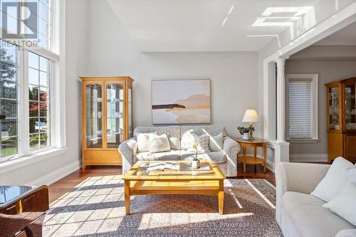 116 Pinemeadow Drive, Vaughan, ON - Indoor Photo Showing Living Room