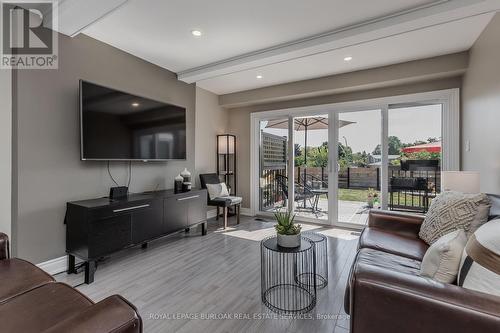 1336 Monmouth Drive, Burlington, ON - Indoor Photo Showing Living Room