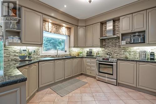 1389 Creekwood Trail, Oakville, ON - Indoor Photo Showing Kitchen With Upgraded Kitchen