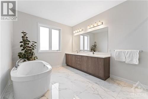 Master ensuite upon entry (loads of light!) - 700 Coast Circle, Manotick, ON - Indoor Photo Showing Bathroom