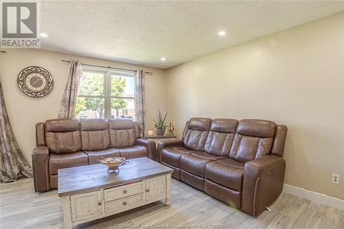 1375 Hallmark, Windsor, ON - Indoor Photo Showing Living Room