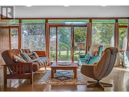 7413 Kirk Avenue, Summerland, BC - Indoor Photo Showing Living Room