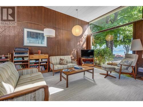 7413 Kirk Avenue, Summerland, BC - Indoor Photo Showing Living Room