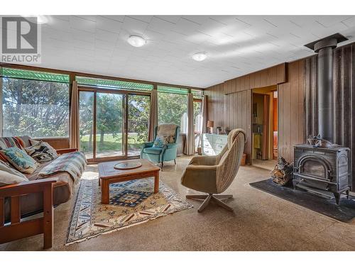 7413 Kirk Avenue, Summerland, BC - Indoor Photo Showing Living Room