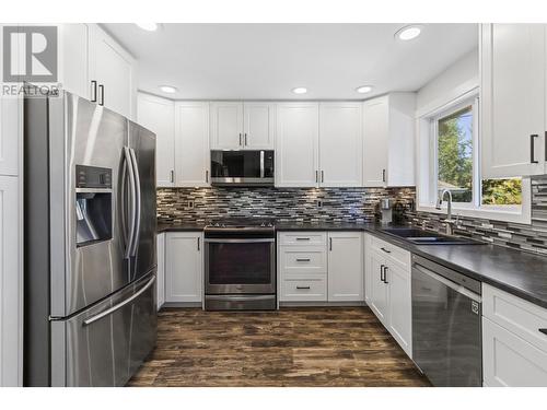 1530 Westerdale Drive, Kamloops, BC - Indoor Photo Showing Kitchen With Double Sink With Upgraded Kitchen