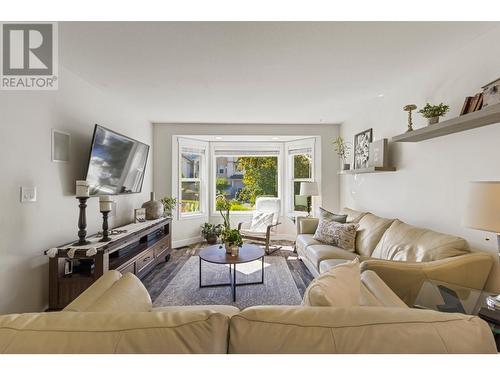 1530 Westerdale Drive, Kamloops, BC - Indoor Photo Showing Living Room