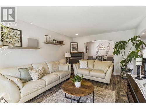 1530 Westerdale Drive, Kamloops, BC - Indoor Photo Showing Living Room