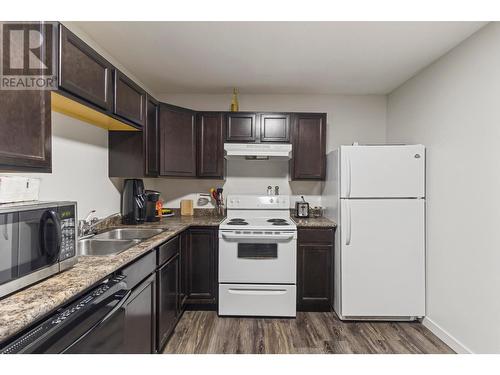 1530 Westerdale Drive, Kamloops, BC - Indoor Photo Showing Kitchen With Double Sink