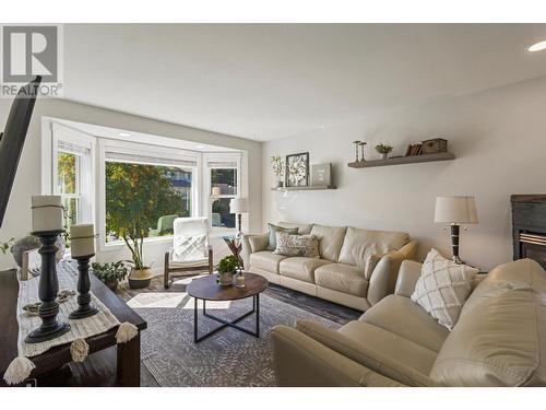 1530 Westerdale Drive, Kamloops, BC - Indoor Photo Showing Living Room