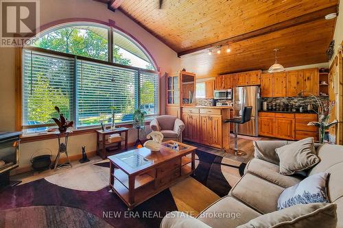 2990 Poplar Avenue, Fort Erie, ON - Indoor Photo Showing Living Room With Fireplace