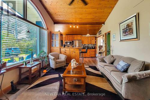 2990 Poplar Avenue, Fort Erie, ON - Indoor Photo Showing Living Room