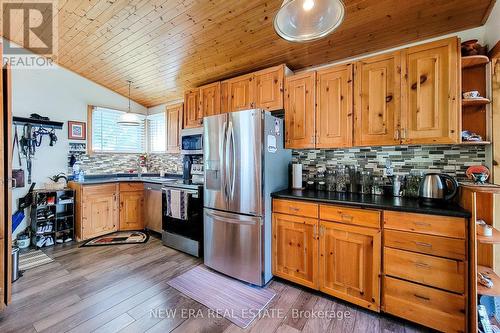 2990 Poplar Avenue, Fort Erie, ON - Indoor Photo Showing Kitchen With Stainless Steel Kitchen