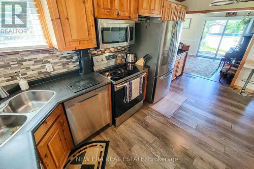 2990 Poplar Avenue, Fort Erie, ON - Indoor Photo Showing Kitchen With Stainless Steel Kitchen With Double Sink