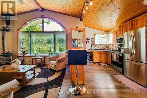 2990 Poplar Avenue, Fort Erie, ON - Indoor Photo Showing Kitchen With Stainless Steel Kitchen