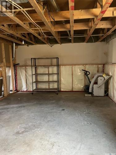 19 55 Borden Crescent, Saskatoon, SK - Indoor Photo Showing Garage