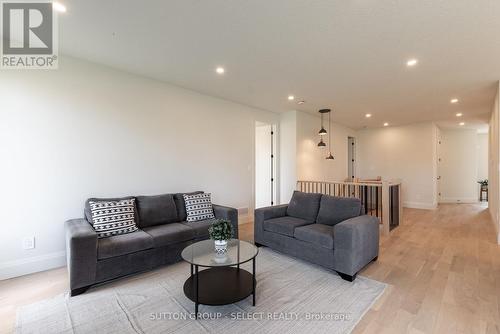 16 Kelly Drive, Zorra (Thamesford), ON - Indoor Photo Showing Living Room