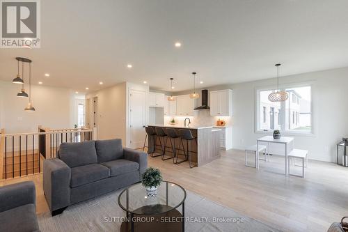 16 Kelly Drive, Zorra (Thamesford), ON - Indoor Photo Showing Living Room