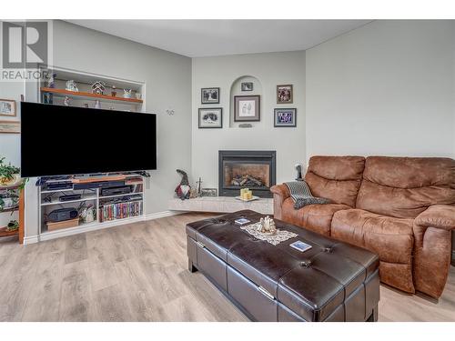 9800 Turner Street Unit# 18, Summerland, BC - Indoor Photo Showing Living Room With Fireplace