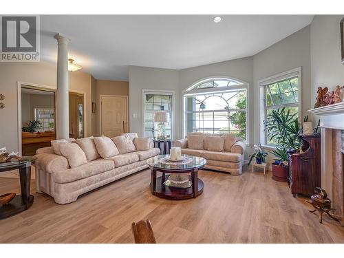 9800 Turner Street Unit# 18, Summerland, BC - Indoor Photo Showing Living Room