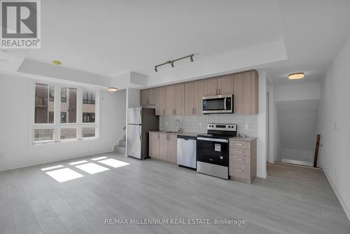 20 - 4045 Hickory Drive, Mississauga, ON - Indoor Photo Showing Kitchen