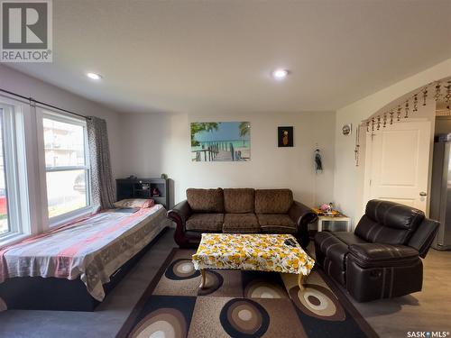 5568 Mckenna Road, Regina, SK - Indoor Photo Showing Living Room