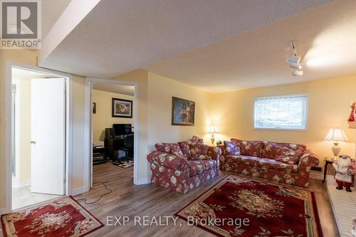 1136 Aldersbrook Road, London, ON - Indoor Photo Showing Living Room