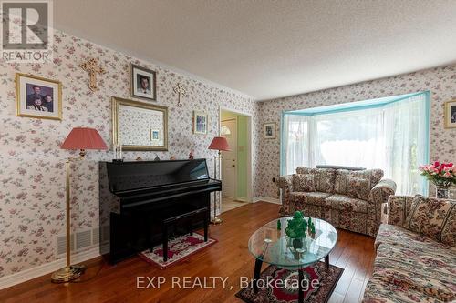 1136 Aldersbrook Road, London, ON - Indoor Photo Showing Living Room