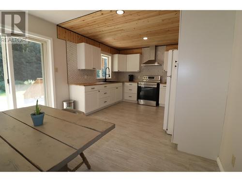 15950 Buckhorn Lake Road, Prince George, BC - Indoor Photo Showing Kitchen