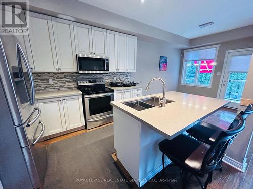 2022 Elmgrove Road, Oakville, ON - Indoor Photo Showing Kitchen With Double Sink With Upgraded Kitchen