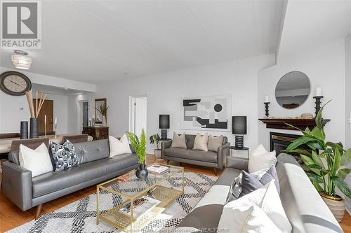 4789 Riverside Drive East Unit# 403, Windsor, ON - Indoor Photo Showing Living Room