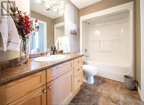 1647 Luxury, Windsor, ON - Indoor Photo Showing Bathroom