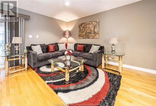 1647 Luxury, Windsor, ON - Indoor Photo Showing Living Room