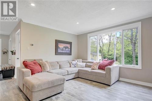 Livingroom - 129 Spinnaker Way, Woodlawn, ON - Indoor Photo Showing Living Room