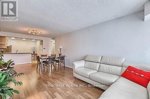 812 - 309 Major Mackenzie Drive E, Richmond Hill, ON - Indoor