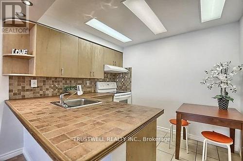 812 - 309 Major Mackenzie Drive E, Richmond Hill, ON - Indoor Photo Showing Kitchen