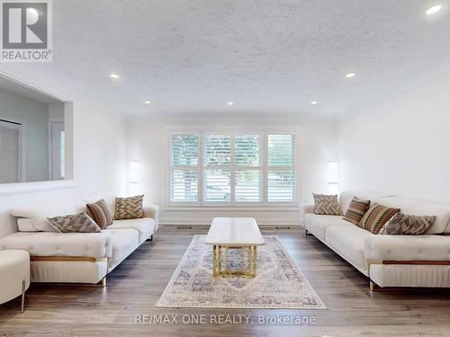 19 Orlanda Road, Hamilton (Stoney Creek), ON - Indoor Photo Showing Living Room