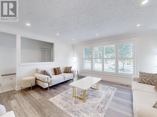 19 Orlanda Road, Hamilton (Stoney Creek), ON - Indoor Photo Showing Living Room