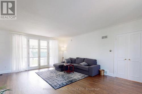 7 Gerald Street, Toronto (St. Andrew-Windfields), ON - Indoor Photo Showing Living Room