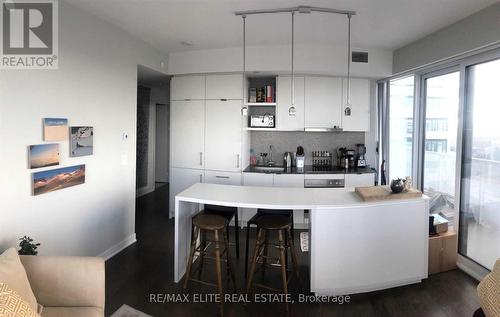 7104 - 88 Harbour Street, Toronto (Waterfront Communities), ON - Indoor Photo Showing Kitchen