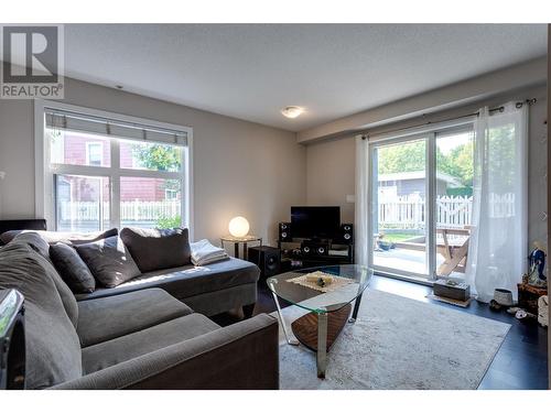 551 Yates Road Unit# 107, Kelowna, BC - Indoor Photo Showing Living Room