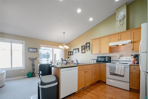 105-245 Snowsell Street, Kelowna, BC - Indoor Photo Showing Kitchen