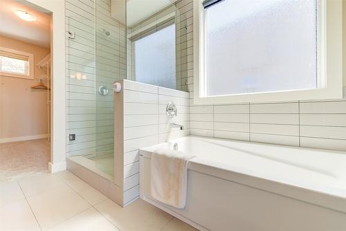 2424 Saddleback Way, West Kelowna, BC - Indoor Photo Showing Bathroom