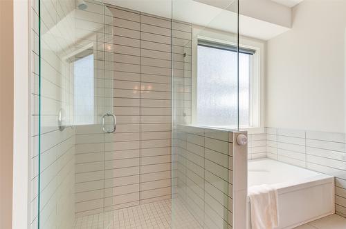 2424 Saddleback Way, West Kelowna, BC - Indoor Photo Showing Bathroom