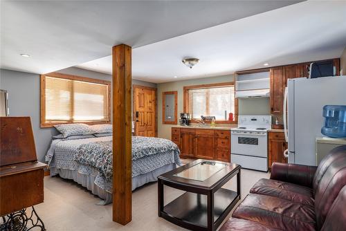 9434 Hodges Road, Vernon, BC - Indoor Photo Showing Bedroom